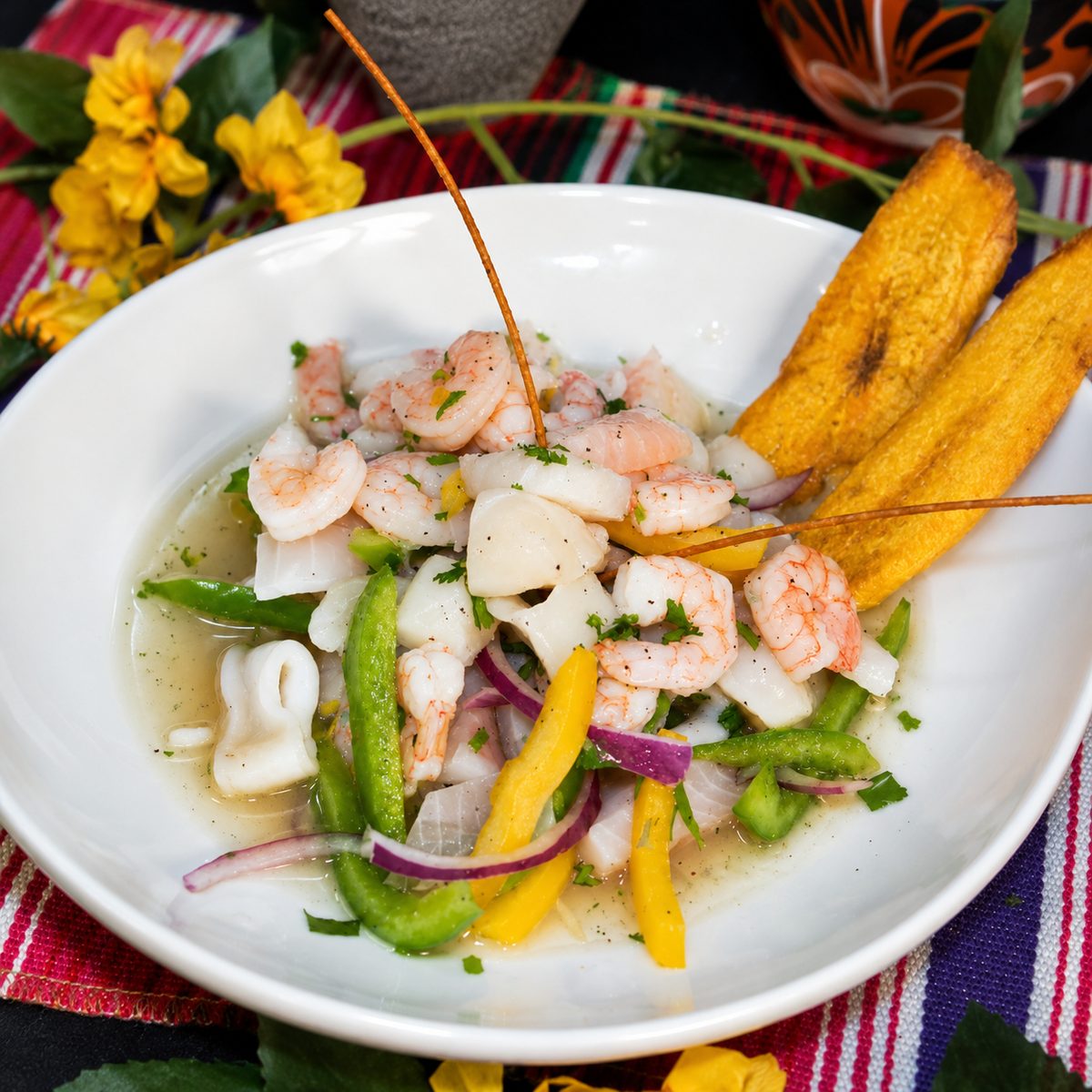 Ceviche y mariscos frescos