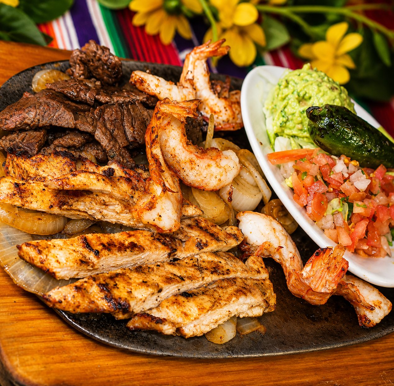 Parrillada de res, pollo y camarón