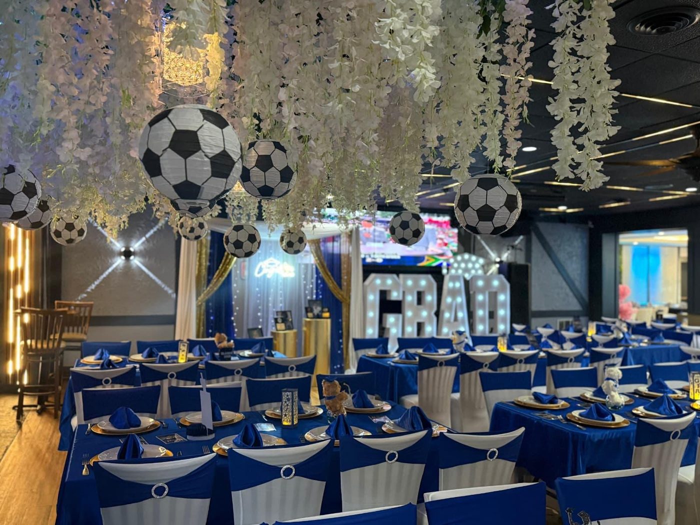 Salón amplio montado para evento